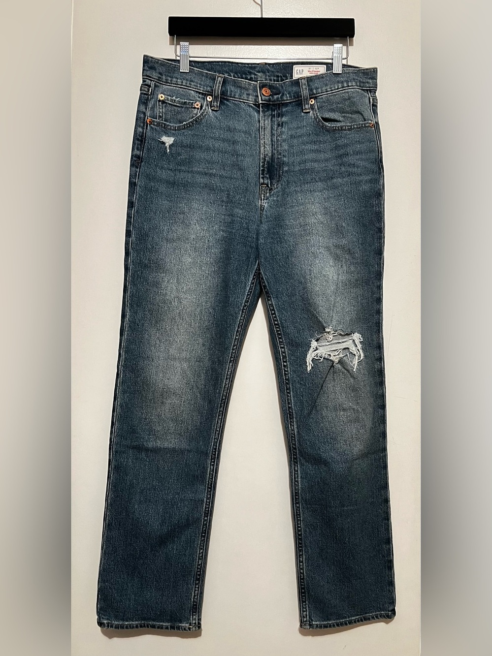 GAP Women’s 90s Straight High Rise Jeans in Faded Blue with Knee Rip